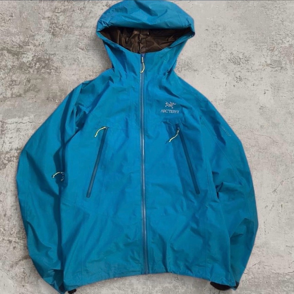 Arc'teryx women’s Vibrant Blue beta ar Raincoat
